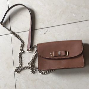 Brown micheal kors purse crossbody super cute.